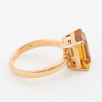 18K gold ring with a faceted citrine.