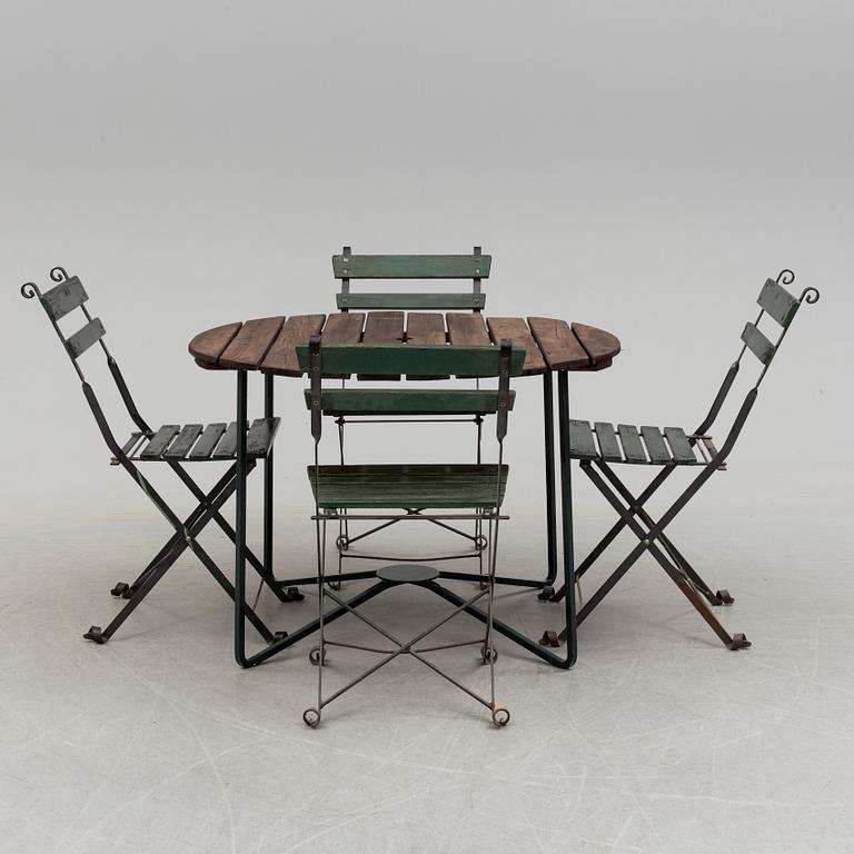 A Garden table and 4 chairs 20th century.
