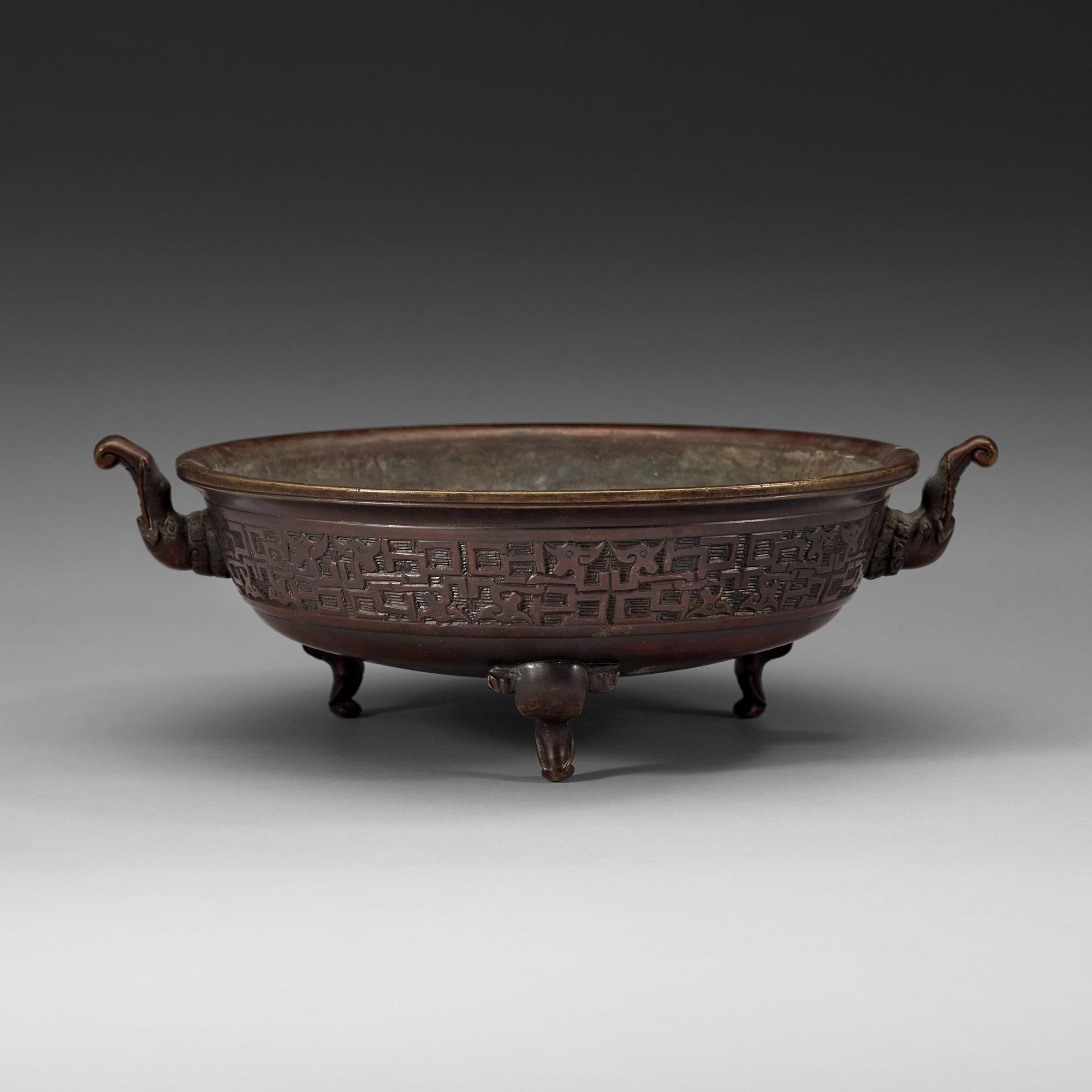 TRIPOD, brons. Qing dynastin (1644-1912), med Xuande sex karaktärers märke.