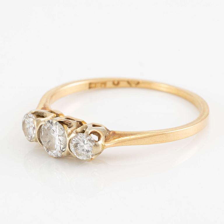 Ring, three-stone ring, 18K gold with three brilliant-cut diamonds.