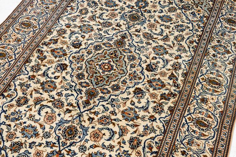 A Keshan carpet, c. 295 x 195 cm.