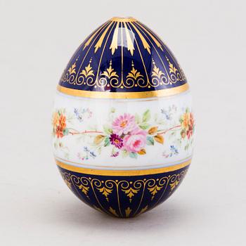 A Russian Easter porcelain egg from the time of Alexander I (1801-1825).