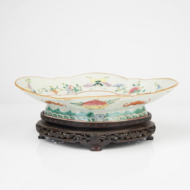 A Chinese porcelain bowl, Qing Dynasty, 19th Century.