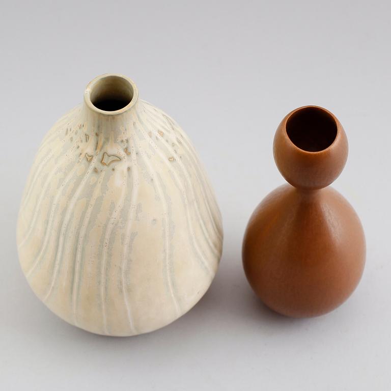 VASER, 2 st, stengods, Stig Lindberg och Carl Harry Stålhane, Gustavsberg och Rörstrand, 1900-talets mitt.