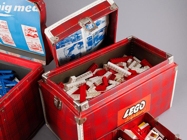PARTI LEGO, 2 lådor, 1900-talets andra hälft.