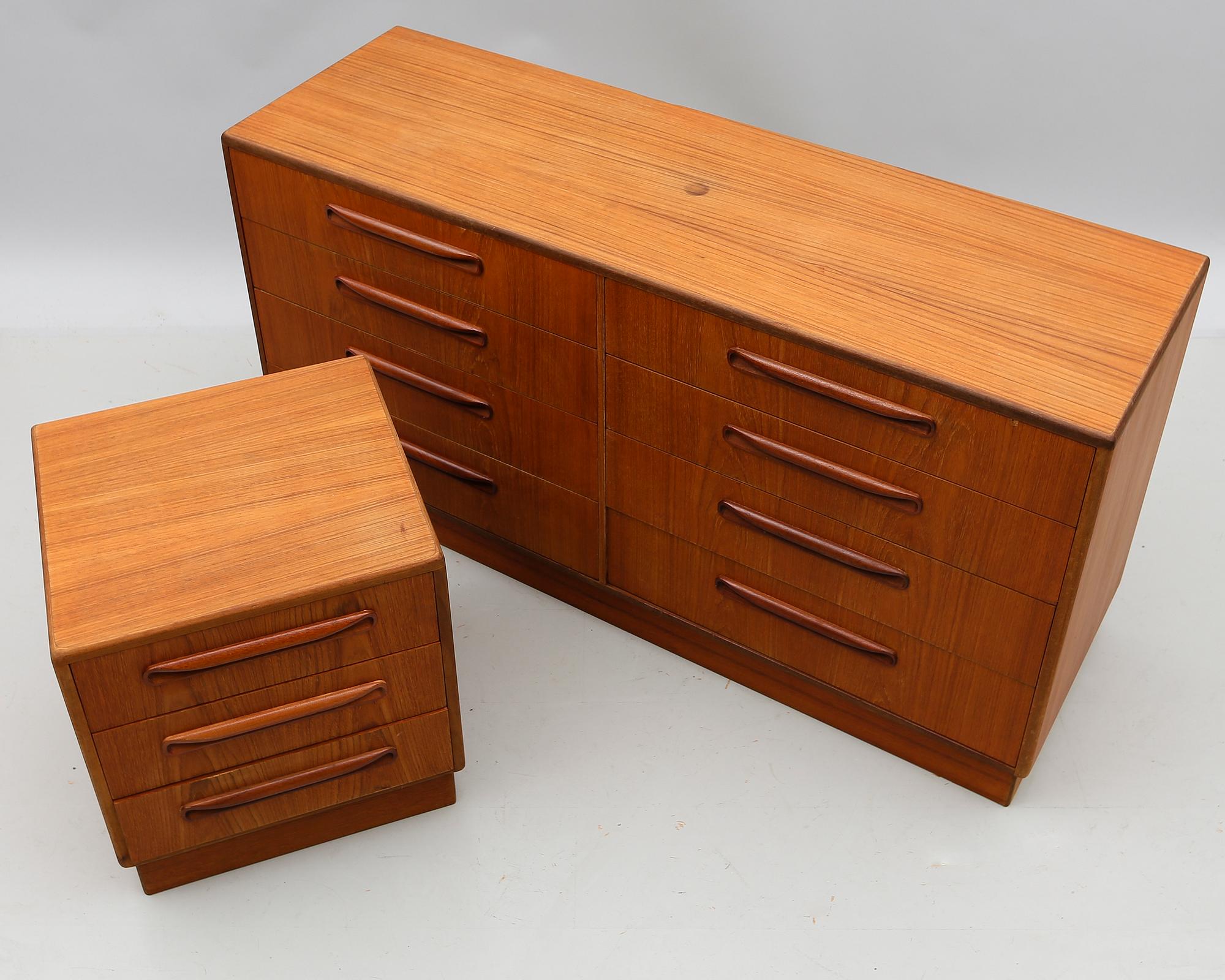SIDEBOARD OCH SÄNGBORD, G-plan, 1900-talets andra hälft.