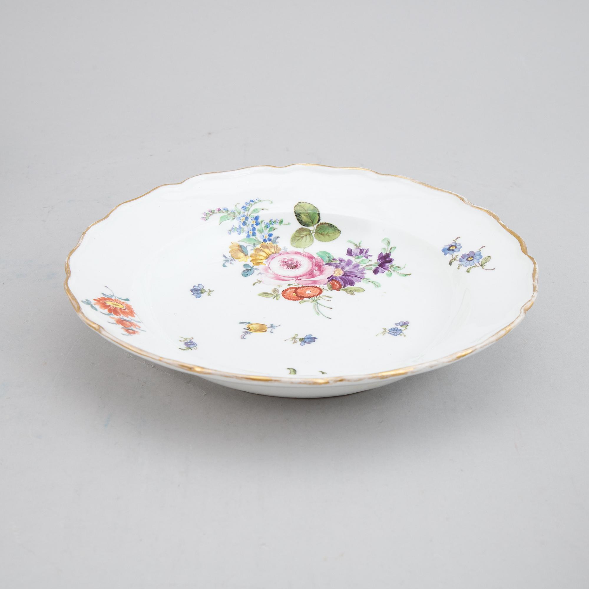 A group of 17 porcelain dishes. Meissen, punktzeit (1756-1773) and Marcolinis period (1774-1814).