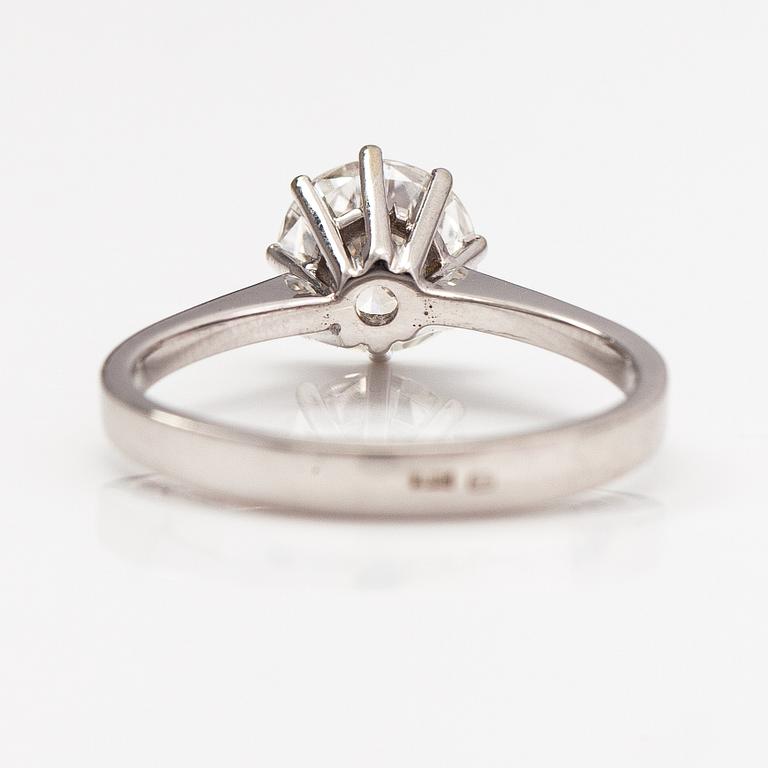 Sormus, 18K valkokultaa, timantti n. 1.35 ct. Tolvanen L & kumpp, Helsinki 1974.