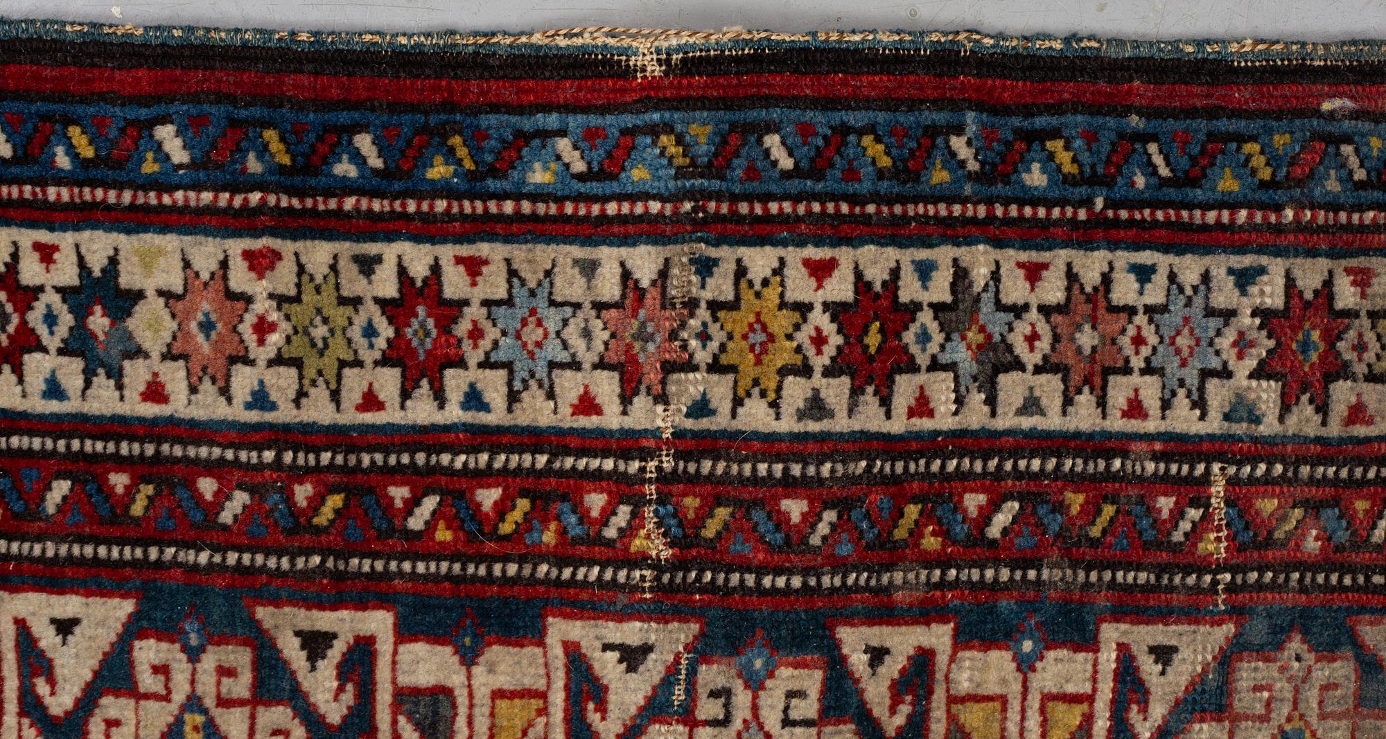Matta, antik/semiantik Shirvan sannolikt, ca 178-180 x 125-129,5 cm (kortsidorna inklusive 2-2,5 cm "slätväv"),