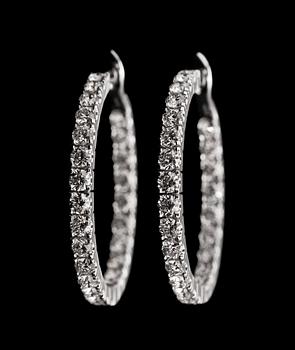 1174. A pair of brilliant cut diamond earrings, tot. 3.94 cts.
