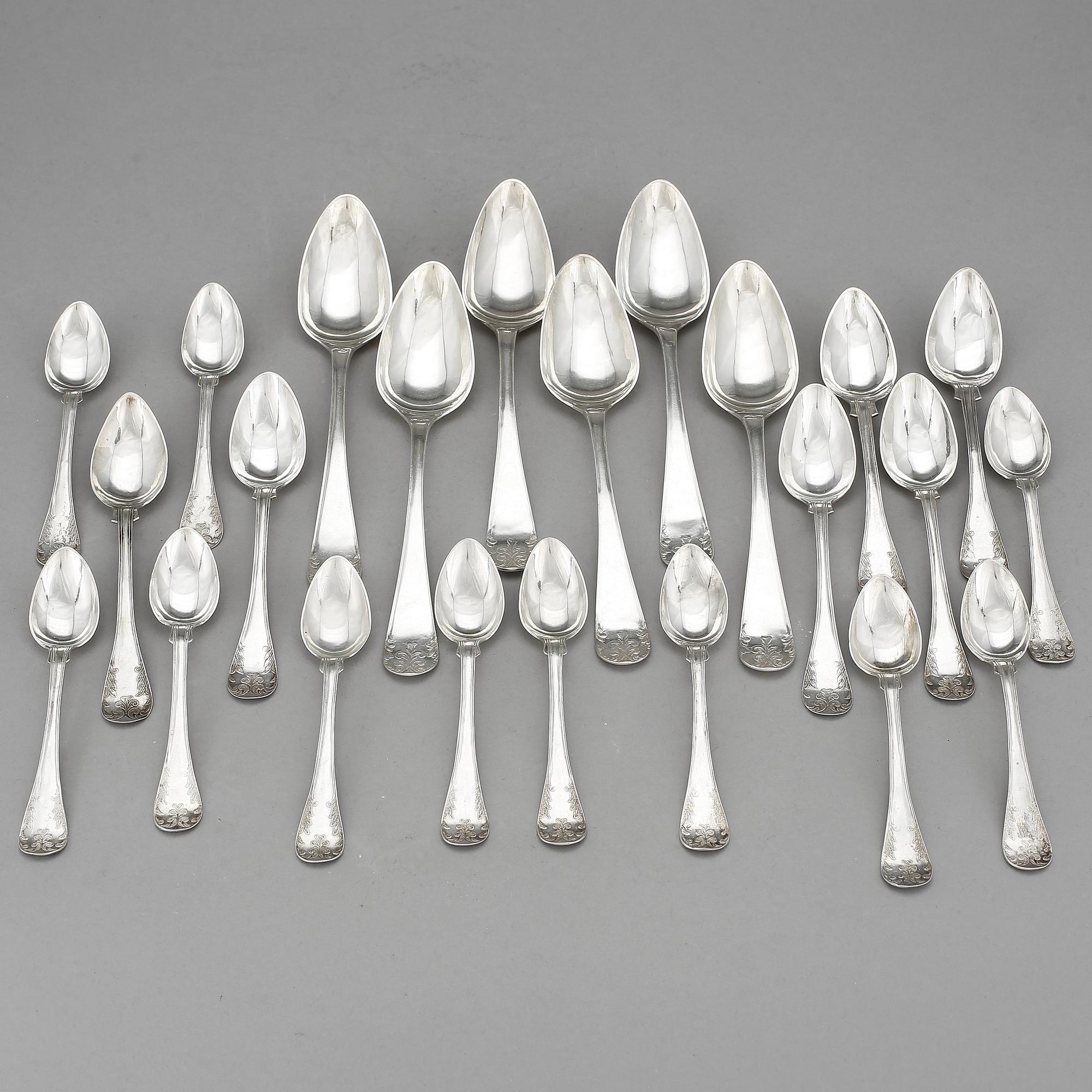 SERVISDELAR, 23 stycken, silver, "Fransk lilja", bla Johan Petter Hedman, Norrköping, 1836. Vikt ca 523g.