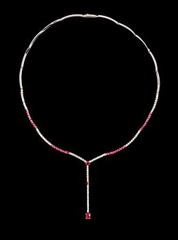 1092. A ruby and diamond necklace, tot. app. 1.60 ct.