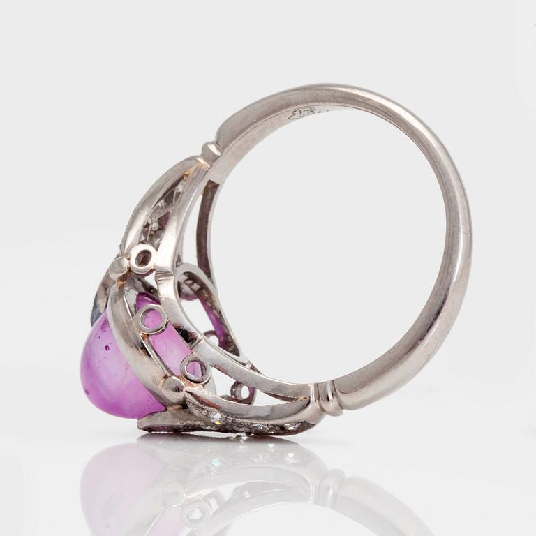 RING med obehandlad burmesisk cabochonslipad rosa safir, ca 5.24 ct och diamanter.