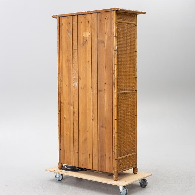 Klädskåp, omkring år 1900.