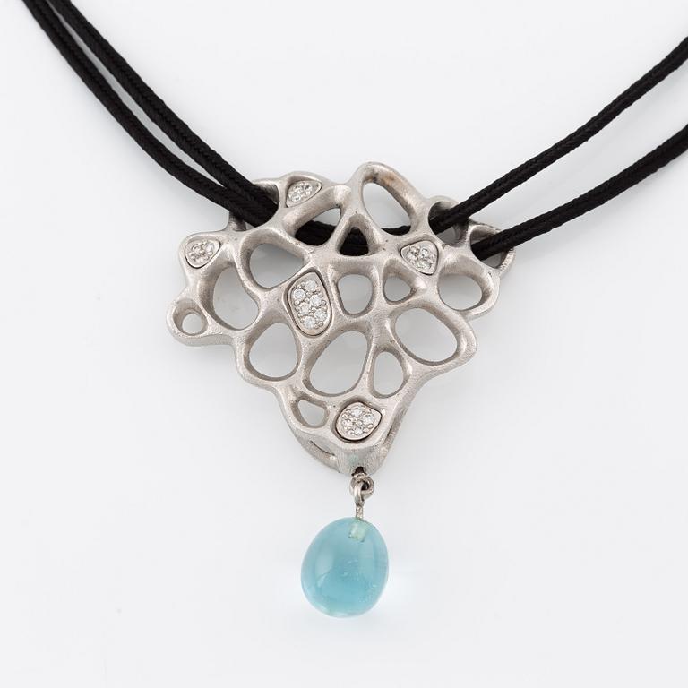 Ole Lynggard hängsmycke 18K vitguld med runda briljantslipade diamanter och en droppe av akvamarin.