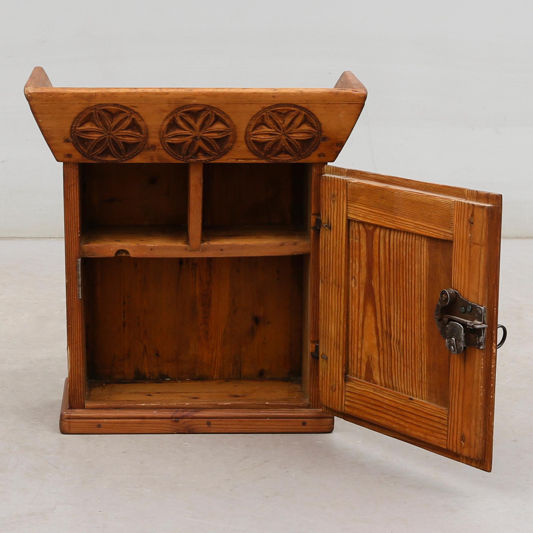 HÄNGSKÅP, allmoge, 1700-/1800-tal.