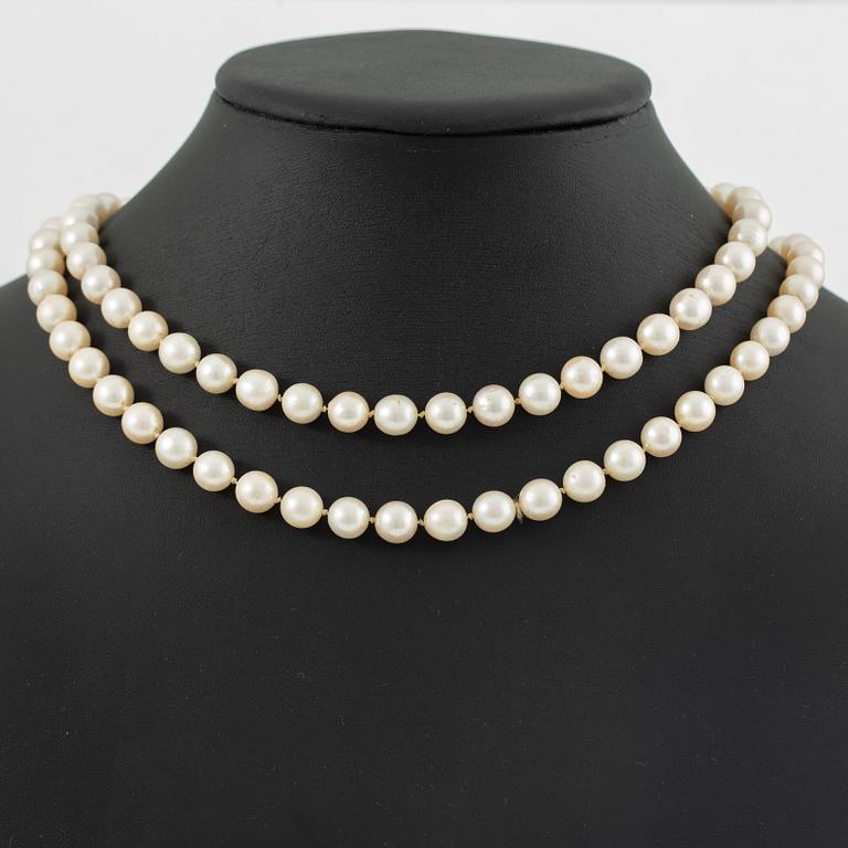 Necklace, longer model with cultured pearls, clasp 18K white gold set with octagonal-cut diamonds.