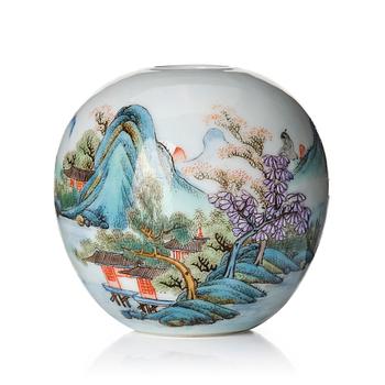 A Chinese enamelled vase, first part of the 20th century.