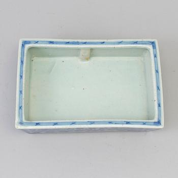 A blue and white flower pot, late Qing dynasty.