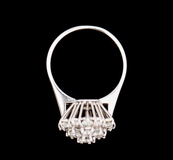 RING, 18 k vitguld med briljantslipade diamanter, enligt gravyr ca 1.24 ct. Vikt ca 4,5 g.