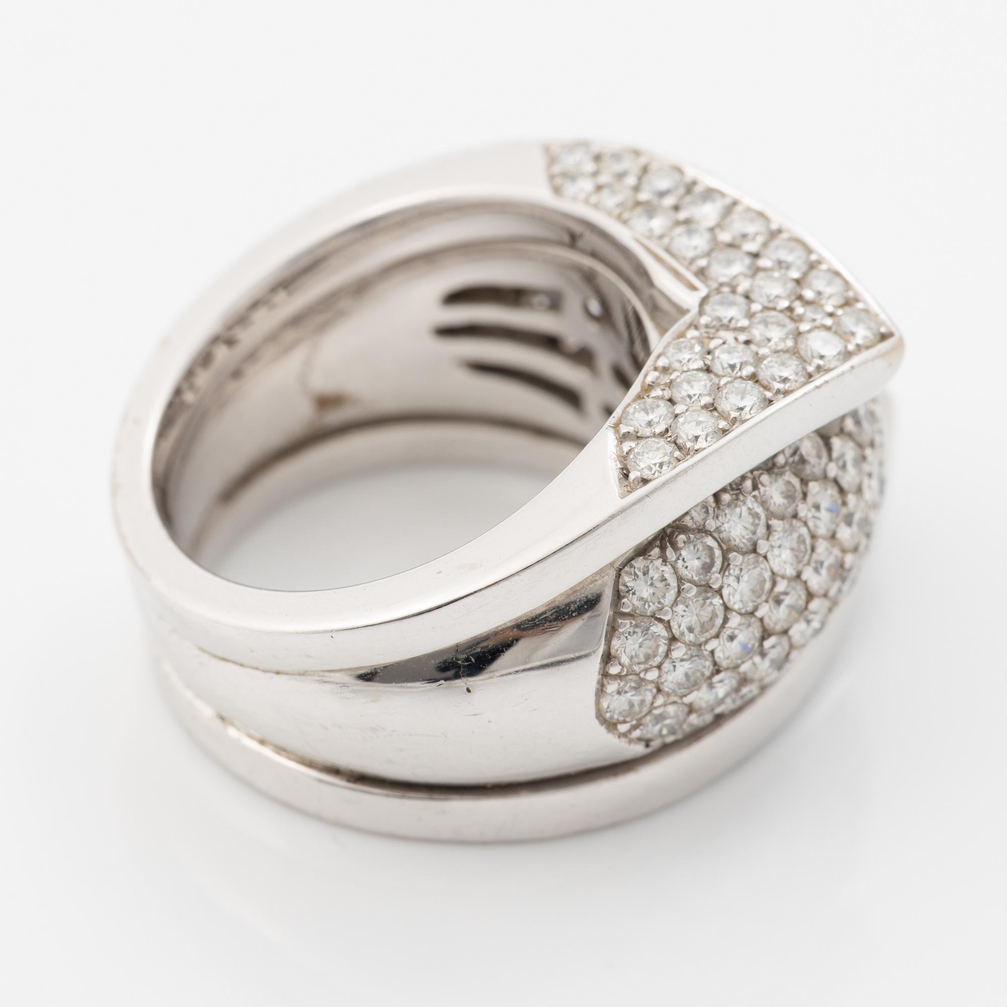 Ring 18K vitguld med briljantslipade diamanter.