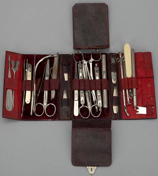 LÄKARINSTRUMENT i läderetui, ca 1900.