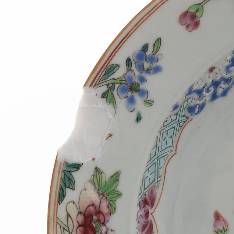 Tallrikar, fyra stycken, porslin, Qingdynastin, Yongzheng (1723-35).