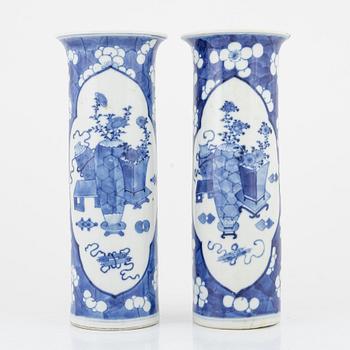 A pair of blue and white porcelain vases, China, Qing dynasty, 19th century.