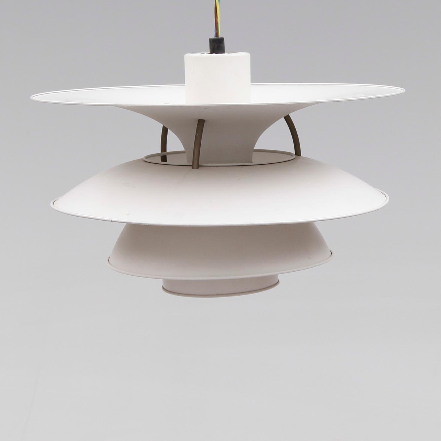 TAKLAMPA, "Charlottenborg", Ebbe Christensen, Sophus Frandsen och Poul Henningsen, Louis Poulsen, Danmark, höjd 30.