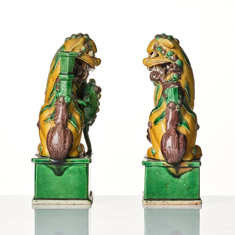 A pair of green and yellow glazed joss stick holders, Qing dynasty, Kangxi (1662-1722).