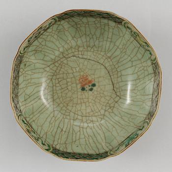 A famille verte bowl, Qing dynasty, Kangxi (1662-1722).