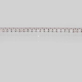 ARMBAND, 18k vitguld med 74 briljantslipade diamanter, 4.03 ct. Vikt 11 g.