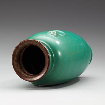 A green ge-glazed vase, Qing dynasty (1664-1912).
