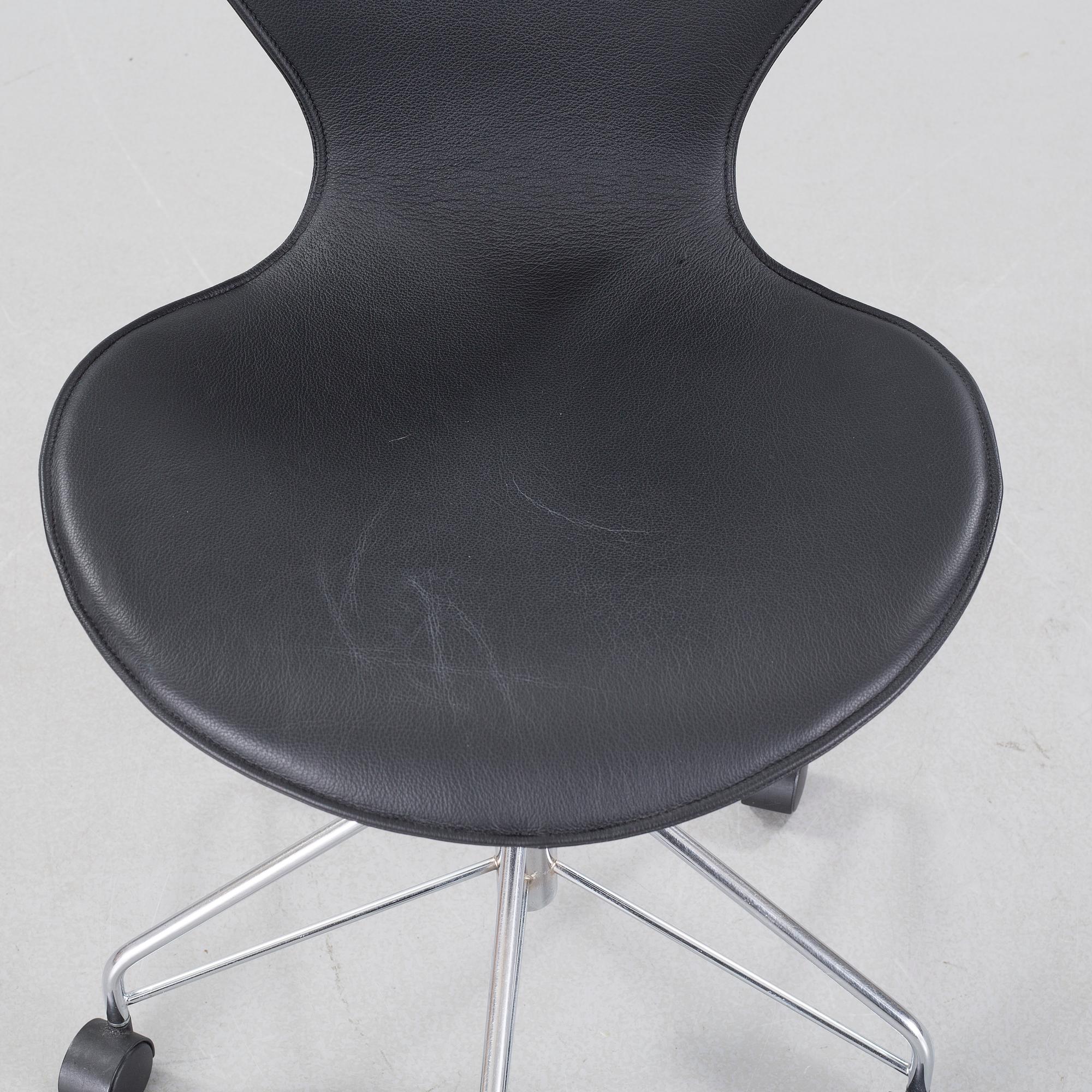 A desk chair by Arne Jacobsen for Fritz Hansen, model "Sjuan", 1992.