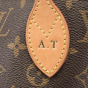 A Louis Vuitton Neverfull MM bag.