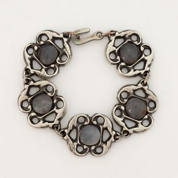 Armband, tenn med månstenar.