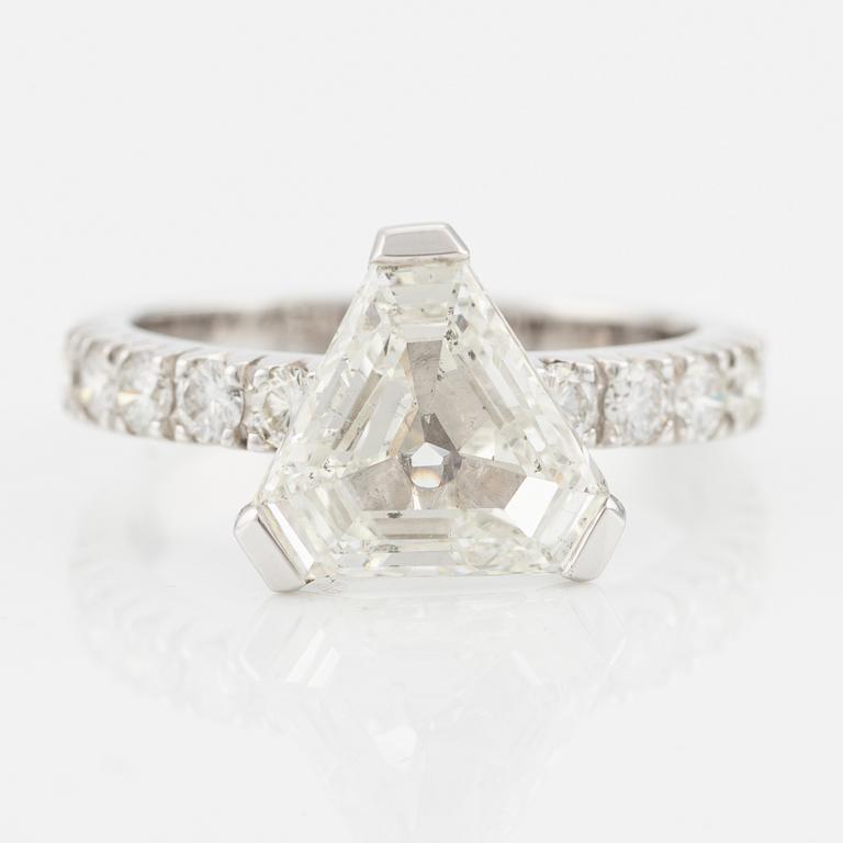 Ring with a triangular-shaped diamond, approx. 2.37 ct.