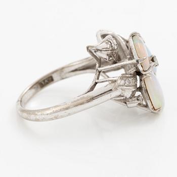 Ring, 14K vitguld med opaler och åttkantslipade diamanter.