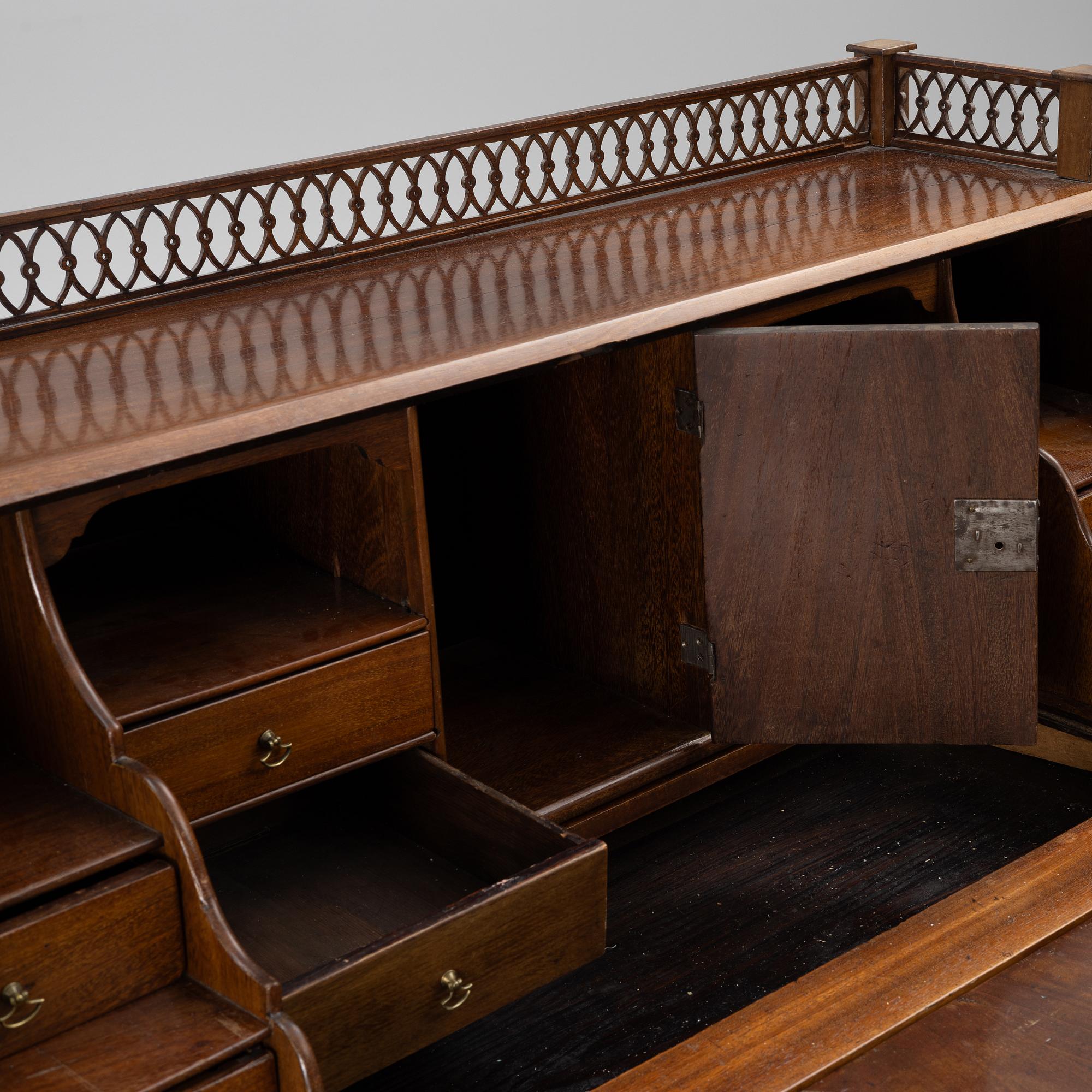 A mahogany secretaire, circa 1800.