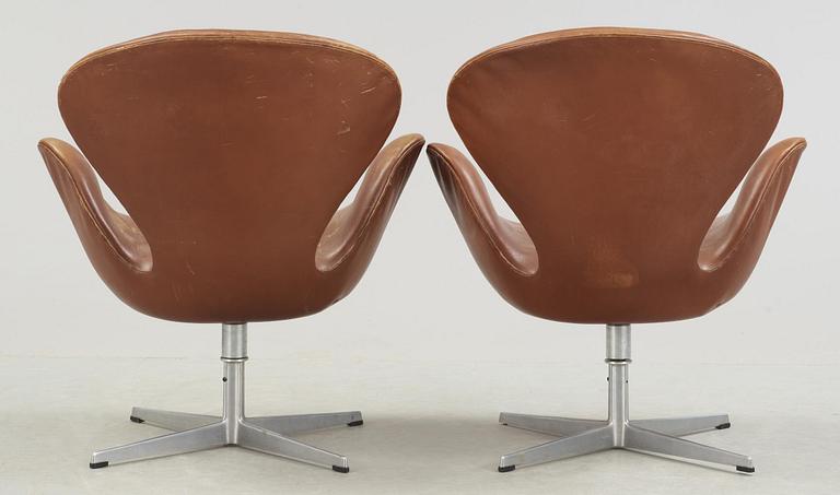 ARNE JACOBSEN, fåtöljer, ett par, "Svanen", Fritz Hansen, Danmark 1972.