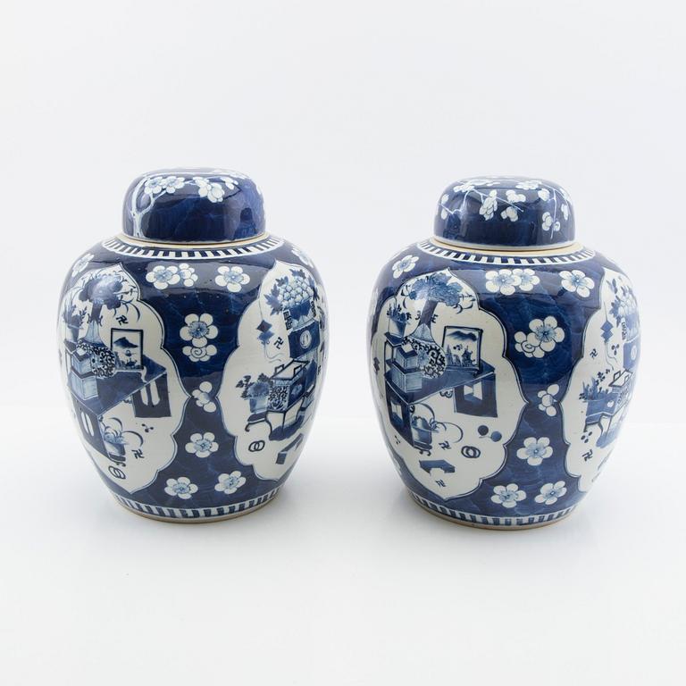 Lock urns, a pair, Kangxi style, 19th century.