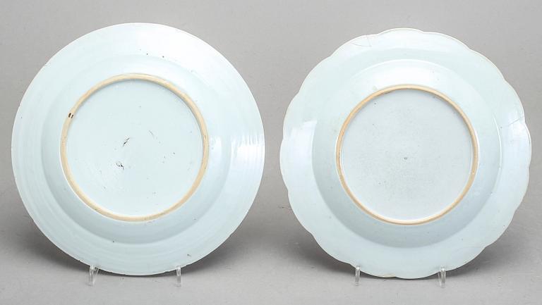 TALLRIKAR, 2 st, porslin, Kina, Qianlong (1736-95).