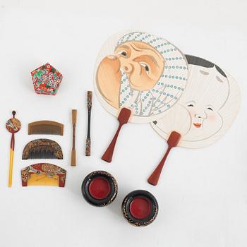 A group of assorted Japanese hair accessories and two fans, 19th and 20th century.