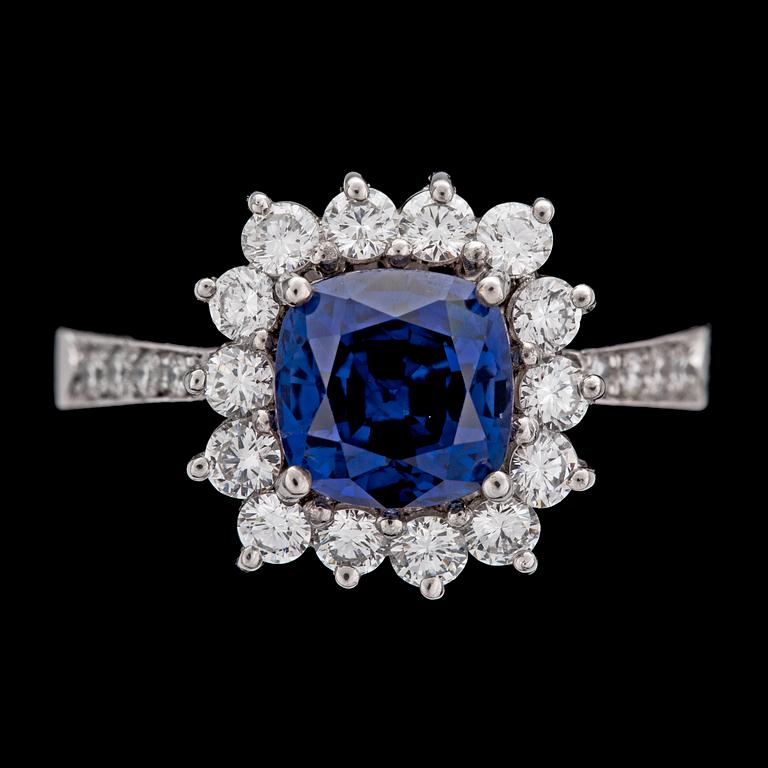 A cushion cut blue sapphire, 3.05 cts, and diamond ring, tot. 0.86 cts.