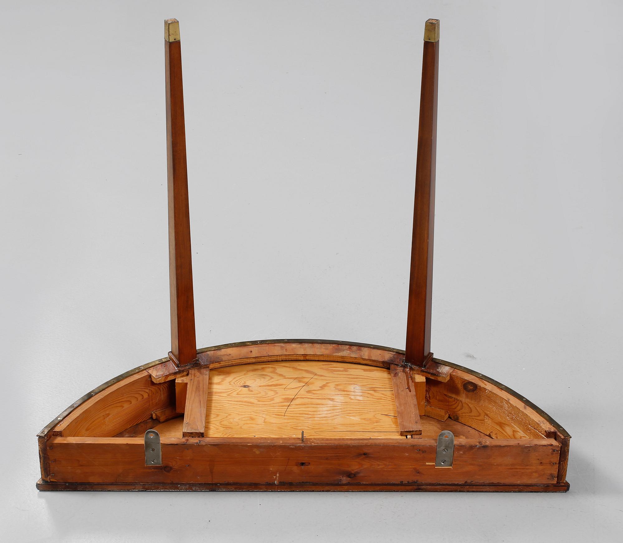 MÅNBORD, omkring sekelskiftet 1900.