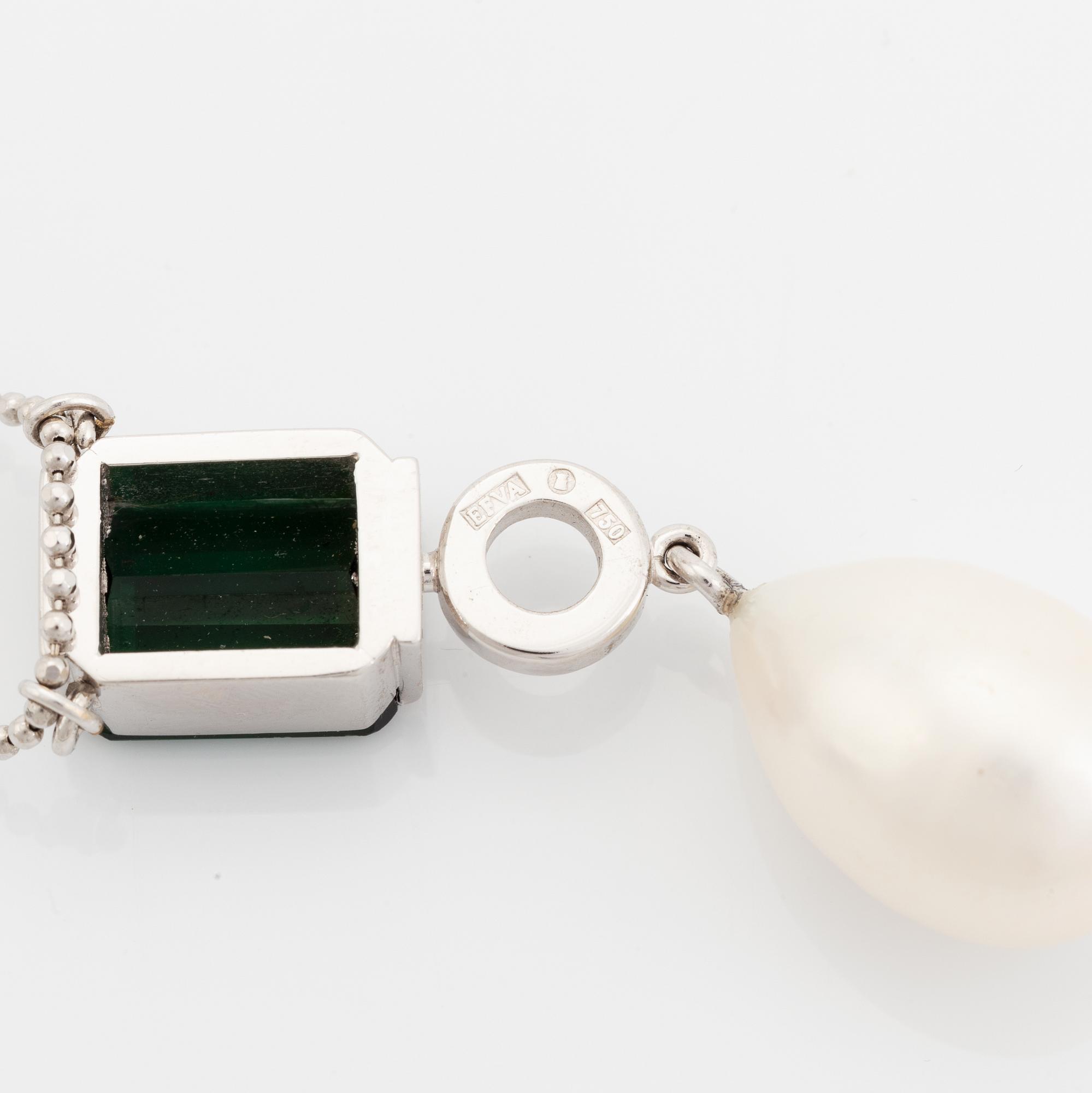 Efva Attling, Collier med grön turmalin, briljantslipade diamanter och droppformad odlad pärla.