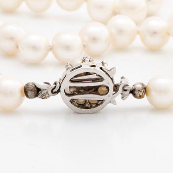 PEARL NECKLACE, cultured pearls approx 7 mm, clasp 18k whitegold cultured pearls and 1 ruby, approx length 93 cm.