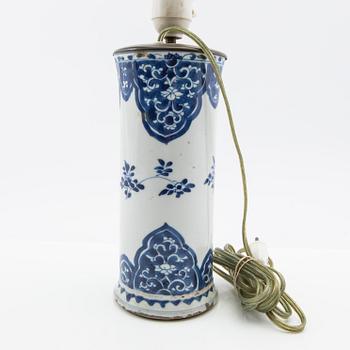 Urn, Qing Dynasty, Kangxi (1662-1722), porcelain, China, 18th century.