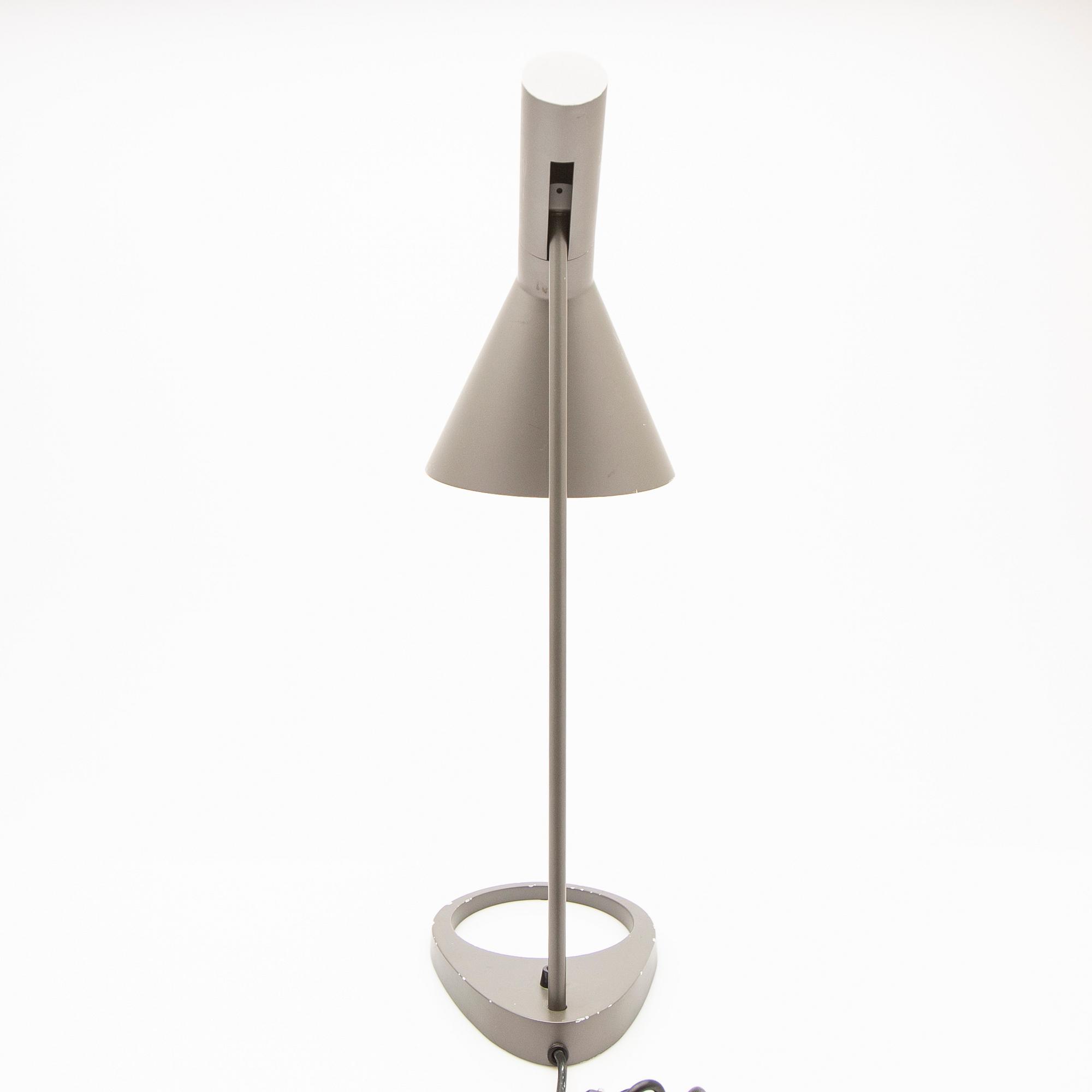 Arne Jacobsen, bordslampa, "AJ", Louis Poulsen, Danmark.