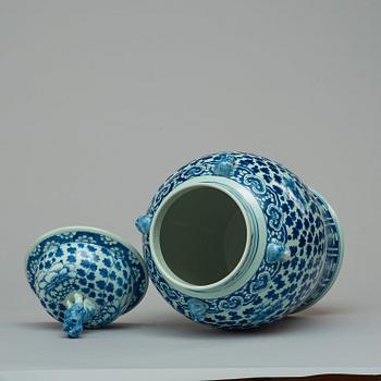 A blue and white jar with cover, Qing dynasty, late 19th century.